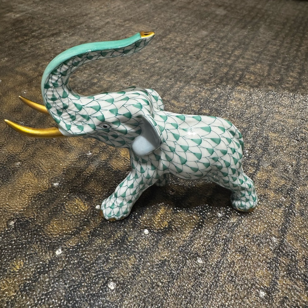 HEREND ELEPHANT W/TUSKS FIGURINE - Picture 2 of 5
